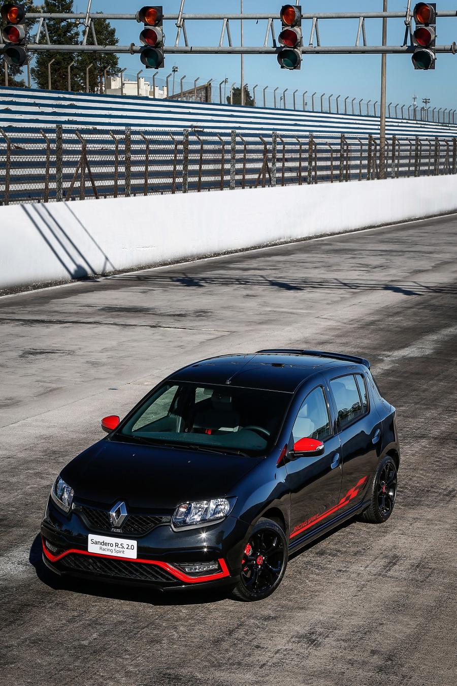  Renault Sandero R.S. 2.0 Racing Spirit 2017 года  (фото 24 из 30)